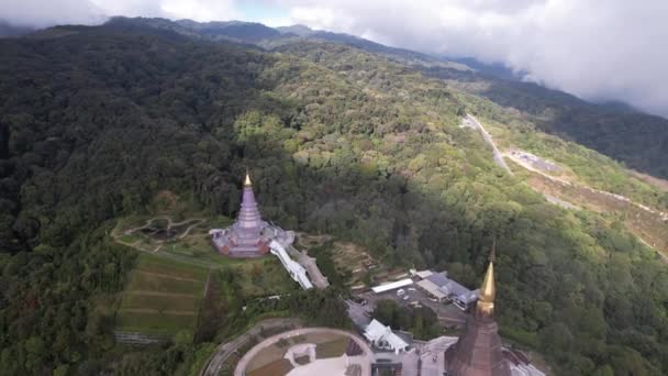 Uma Vista Drone Dos Temples Montanha Doi Inthanon Tempo Nevoeiro — Vídeo de Stock