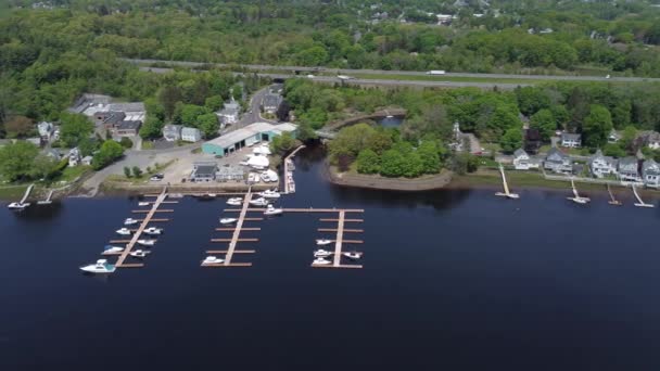 Una Vista Aerea Delle Banchine Marina Con Navi Nel Fiume — Video Stock