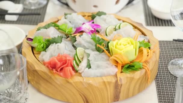 Primer Plano Delicioso Sashimi Que Consiste Mariscos Frescos Restaurante — Vídeo de stock