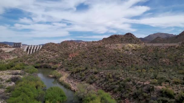 Metraje Aéreo Del Río Verde Con Represa Bartlett Montañas Arizona — Vídeos de Stock