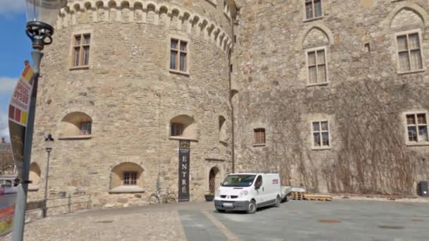 市内中心部にあるオレブロの中世の城 オレブロ スロット の外観 — ストック動画