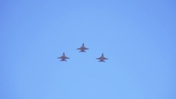 Cámara Lenta Los Aviones Militares Que Vuelan Cielo Azul Saludando — Vídeo de stock