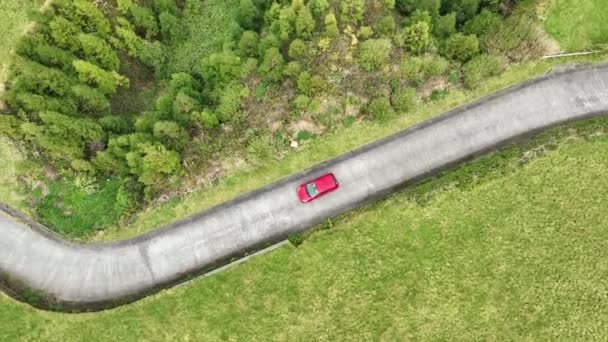 Una Vista Aérea Coche Rojo Conduciendo Isla Sao Miguel Azores — Vídeos de Stock