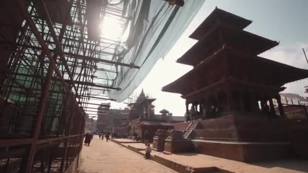 太阳耀斑沿着庙宇旁边的路直射而下 — 图库视频影像