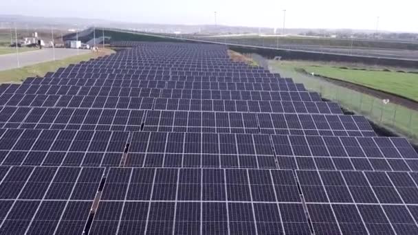 晴れた日に一般的な太陽電池パネルのプロセスの空中トップ映像 — ストック動画