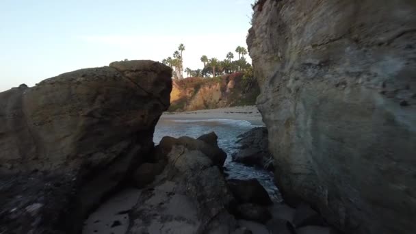 Βράχοι Στην Παραλία Λαγκούνα Στην Καλιφόρνια — Αρχείο Βίντεο
