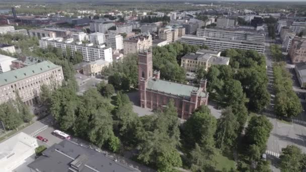 空中城市建筑的视图 中间是一座教堂的无人机画面 — 图库视频影像
