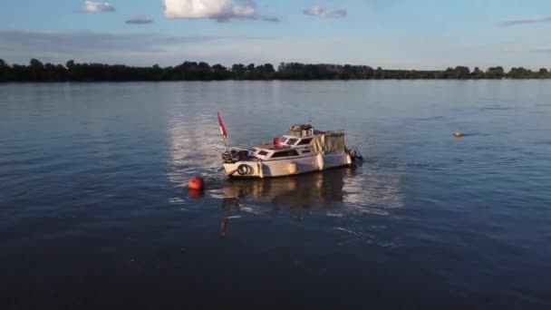Filmato Aereo Della Barca Parcheggiata Mare Durante Tramonto — Video Stock