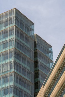 Avenida D. Joao II 'nin Parque das Nacoes' daki modern ve soyut mimarisinin dikey bir çekimi.