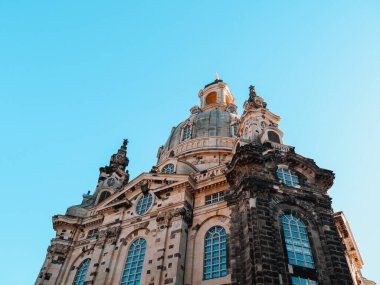 Almanya, Dresden 'deki Frauenkirche' in düşük açılı bir çekimi.