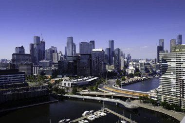 Kilit kalktıktan hemen sonra CBD 'nin üstündeki mavi gökyüzü Rıhtım Bölgesi' nden izlendi.