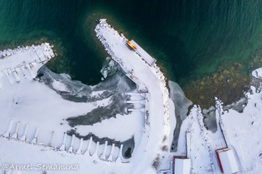 Karla kaplı bir sahilin gerçek görüntüsü