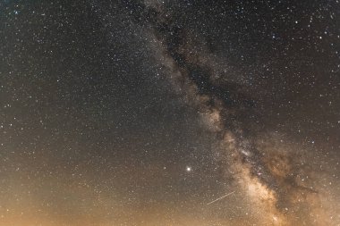 Samanyolu ile güzel bir gece manzarası