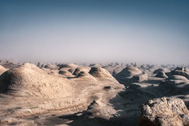 Güneşli bir günde kanyonların ve kayalık oluşumların havadan görünüşü