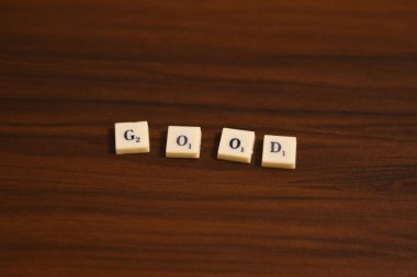 İyi Kelime 'nin yakın plan çekimine odaklan. Harfleri tahta bir arka planda bloklar halinde kullanarak yapılmış..