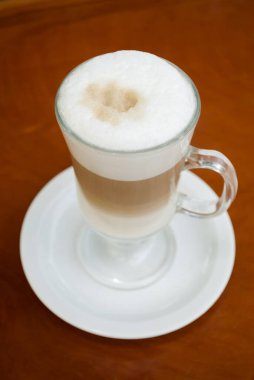 Kapuçino kahvesi ile servis edilen cam bardak, Guatemala 'dan gelen aromatik kahve açık havada servis ediliyor, dinlendirici ve doğal alan..