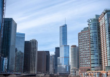 Chicago 'da bulutlu bir gökyüzüne karşı modern camsı gökdelenler ve binalar