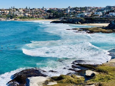 Bondi Sahili, Avustralya 'da mavi okyanustaki dalgaların çok güzel bir görüntüsü.