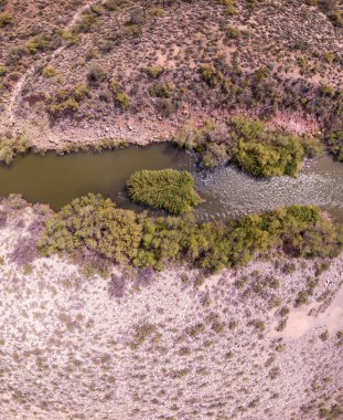 Sedona Verde Vadisi 'nde yeşil bitkilerle Verde Nehri' nin insansız hava aracı görüntüsü.