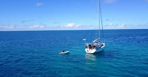 Una Vista Aérea Del Barco Flotando Mar Bajo Cielo Azul — Foto de Stock
