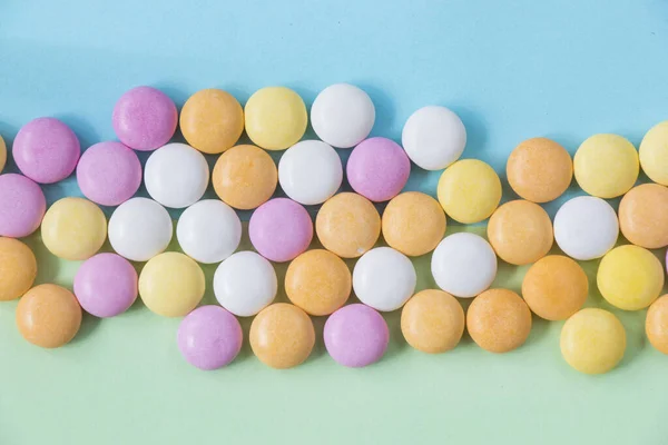 Gros Plan Des Bonbons Forme Bouton Sur Fond Bicolore — Photo