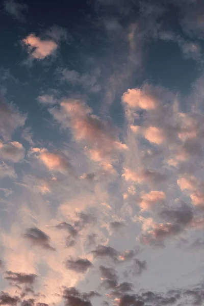 Вертикальный Снимок Голубого Облачного Неба Днем — стоковое фото