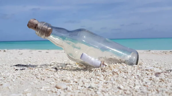 Primo Piano Una Bottiglia Con Una Nota Sulla Spiaggia Sabbia — Foto Stock