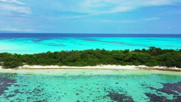 Una Vista Aerea Isola Coperta Verde Contro Mare Turchese — Foto Stock