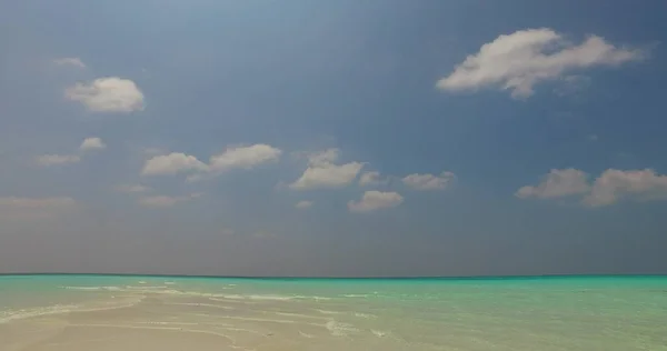 Una Vista Panoramica Una Spiaggia Sabbia Contro Mare Turchese Una — Foto Stock