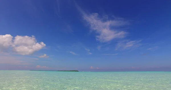 晴れた日のターコイズブルーの海の景色 — ストック写真