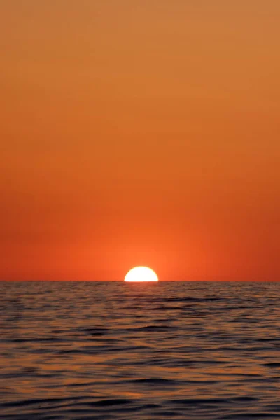 Tiro Vertical Mar Sol Que Vai Para Baixo Abaixo Horizonte — Fotografia de Stock