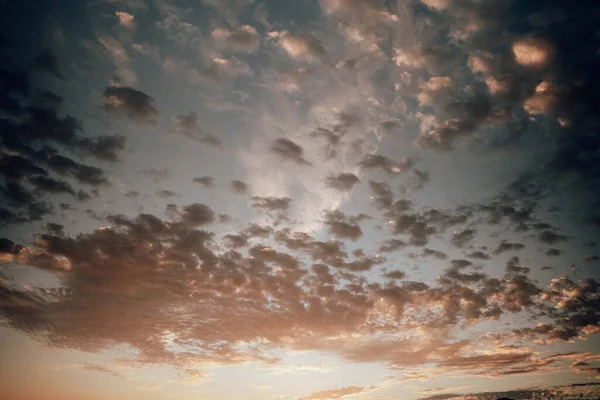 Вертикальний Знімок Блакитного Хмарного Неба Ввечері — стокове фото