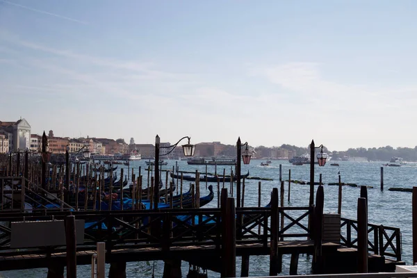 Egy Gyönyörű Gondola Kikötőben Velencében — Stock Fotó