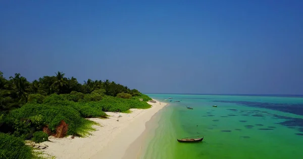 Uma Vista Aérea Uma Praia Areia Branca Água Azul Nas — Fotografia de Stock