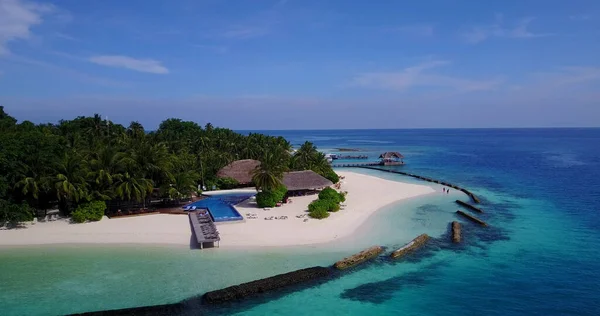 Зеленый Пляж Мальдивах Моря Голубом Фоне Облачного Неба — стоковое фото