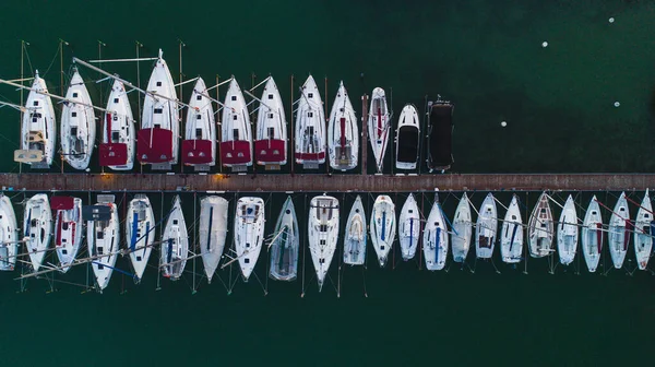 港のヨットやボートの空中上からの眺め — ストック写真