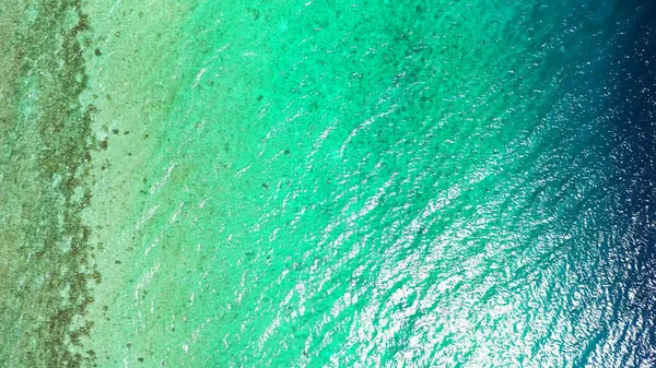 Vzdušný Pohled Tyrkysové Moře Slunečného Dne — Stock fotografie