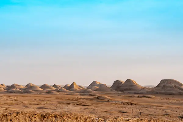 하늘을 배경으로 언덕들이 사막의 태양의 아름다운 — 스톡 사진