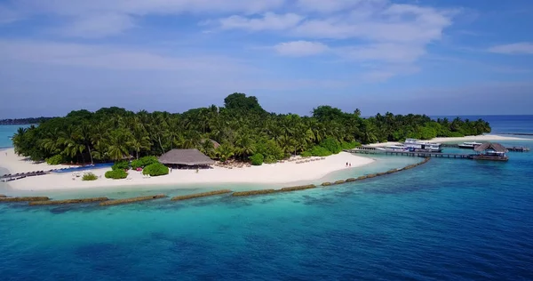 Asya Daki Yeşil Tropikal Ada Denizden Mavi Bulutlu Arka Planda — Stok fotoğraf