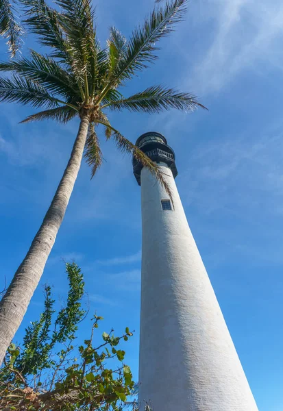 Low Angle Tall White Painted Lighthouse Cloudy Blue Sky — Stock Photo, Image