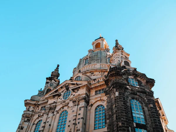 Almanya, Dresden 'deki Frauenkirche' in düşük açılı bir çekimi.