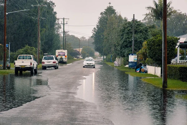 Gros Plan Une Voiture Passant Par Une Route Asphaltée Inondée — Photo