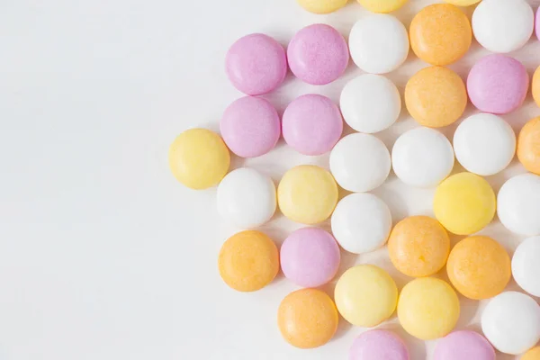 Plan Grand Angle Petits Bonbons Colorés Mélangés Placés Les Uns — Photo