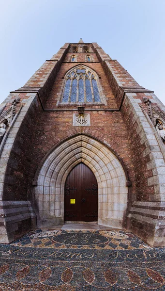Ένα Κάθετο Πλάνο Μιας Αρχαίας Εκκλησίας Στο Κάρλοου Της Ιρλανδίας — Φωτογραφία Αρχείου