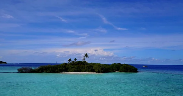 Drone Aéreo Uma Ilha Intocada Nas Maldivas Lavada Pelo Oceano — Fotografia de Stock