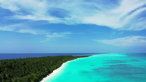 Widok Powietrza Morza Otoczony Przez Rosnące Drzewa Malediwach — Zdjęcie stockowe