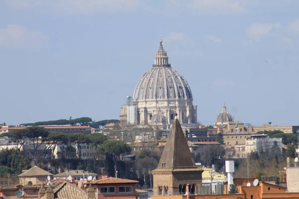 Uma Vista Distante Basílica São Pedro Com Edifícios Segundo Plano — Fotografia de Stock
