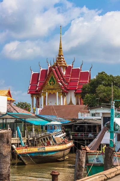 タイのバンサアにある小さな村の寺院の垂直ショット — ストック写真