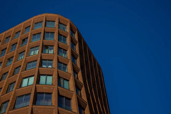 Низькокутний Знімок Фасаду Сучасної Будівлі — стокове фото