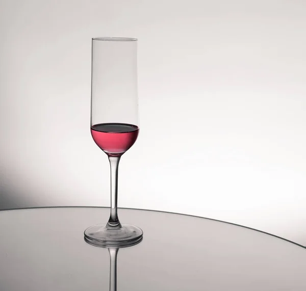 Copo Vinho Tinto Com Reflexo Mesa — Fotografia de Stock